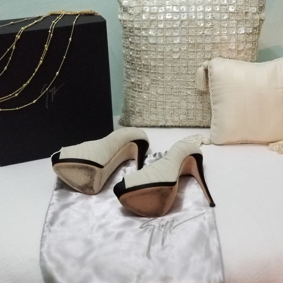 Giuseppe Zanotti cream stilleto - Picture 2 of 4